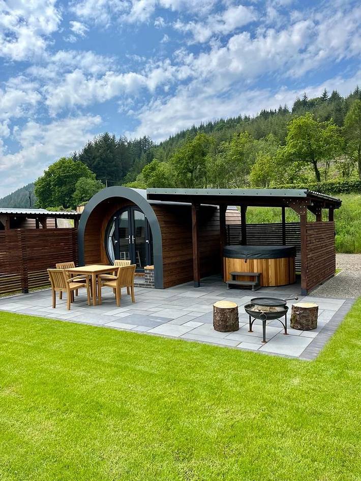 Glamping for 4 people, with Hot tub in Wales