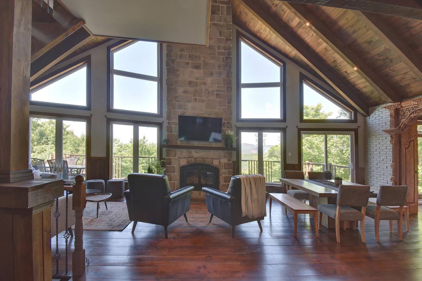 Live like the King of the Hill Citq  296180 in Lac-Supérieur, Quebec
