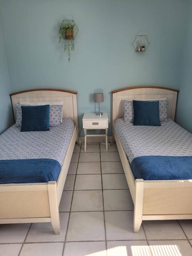 Location de vacances pour 2 personnes, avec vue ainsi que piscine et jardin à Nieul-sur-l'Autise - 3