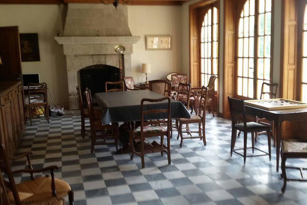 Large house in private park, walking distance to the sea, sleeps 15 in Plouescat, Côte des Légendes