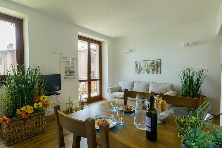 Ganze Wohnung, Enjoyiseolake - Discesa a Lago - mit Terrasse, Garten und Seeblick in Riva di Solto, Gemeinde Riva di Solto