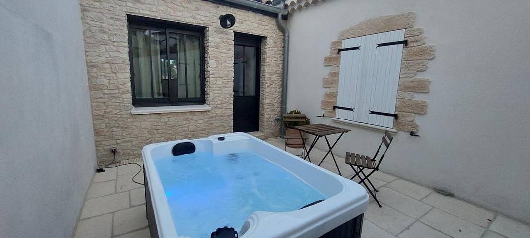Gîte pour 2 personnes, avec piscine ainsi que jardin et vue à Malataverne - 4