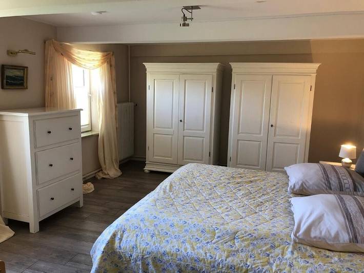 Holiday Home "Großes Reetdachhaus Langenhorn" with Garden, Terrace and Wi-Fi in Langenhorn, Nordfrisland