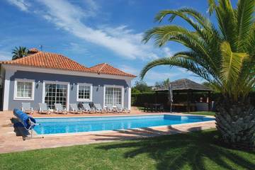 Location de vacances pour 10 personnes, avec jacuzzi et jardin dans Almancil