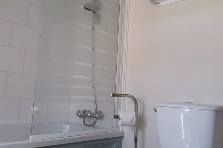 Appartement entier, Studio Apartment for 2 - Adults Only. 30 minutes from Mont Saint Michel in Saint-Ouen-la-Rouërie, Fougères-Vitré