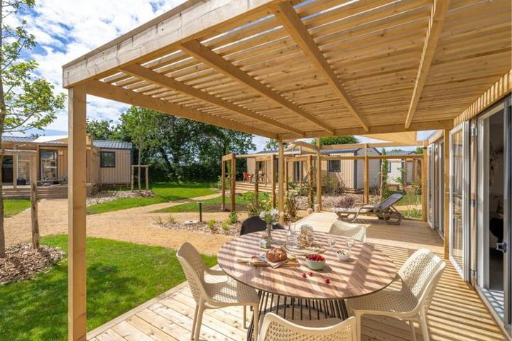 Camping pour 4 personnes, avec terrasse ainsi que piscine et jardin, animaux acceptés