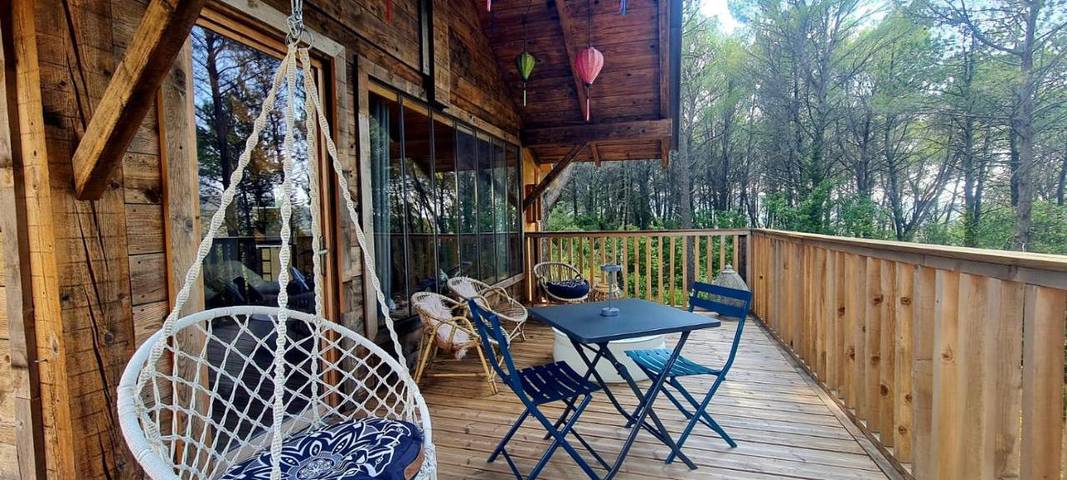 Chalet pour 2 personnes, avec vue et terrasse ainsi que jardin et piscine