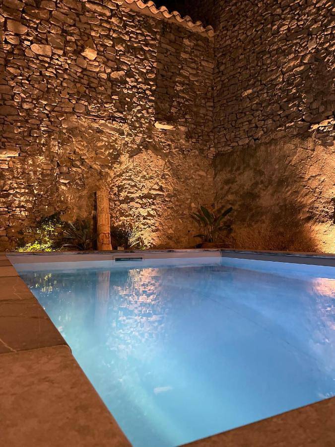 Cottage pour 2 personnes, avec piscine ainsi que terrasse et vue à Cesseras