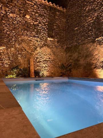 Cottage pour 2 personnes, avec vue ainsi que terrasse et piscine à Cesseras