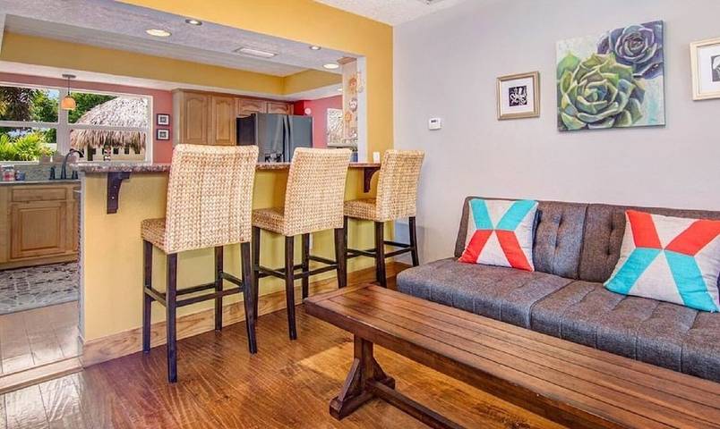 Vacation rental for 7 people, with yard and hot tub in Cocoa Beach