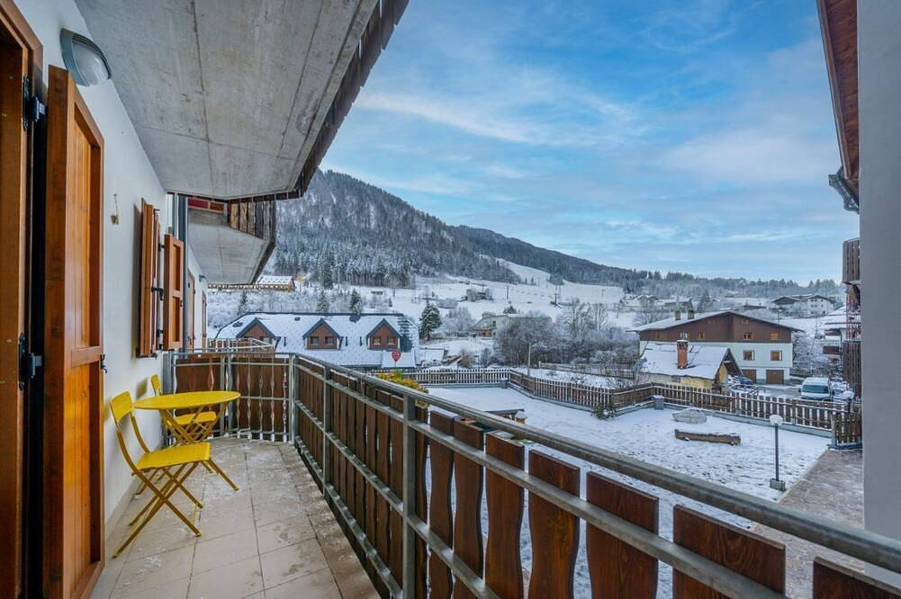 Entire apartment, Charming studio in Tarvisio, ideal for 3 people, equipped with a balcony offering breathtaking views of the Alps. The accommodation is perfect for a romantic getaway or a nature adventure. Tarvisio is a paradise for winter sports enthusiasts and trekkers in Tarvisio, Karnischer Hauptkamm