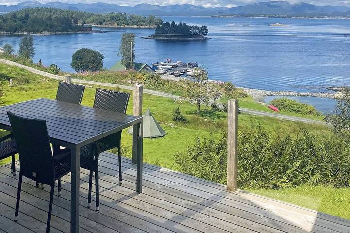 Ferienhaus für 4 Personen, mit Terrasse und Garten in Lindås