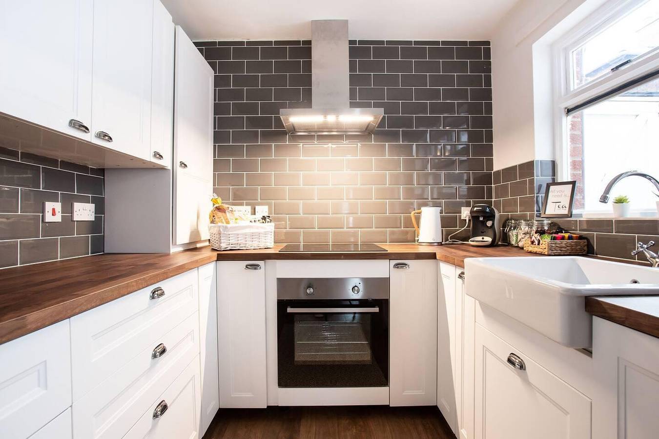 4 Bed Home Sleeps 8 - Parking, Patio, Wifi in Belfast, County Down