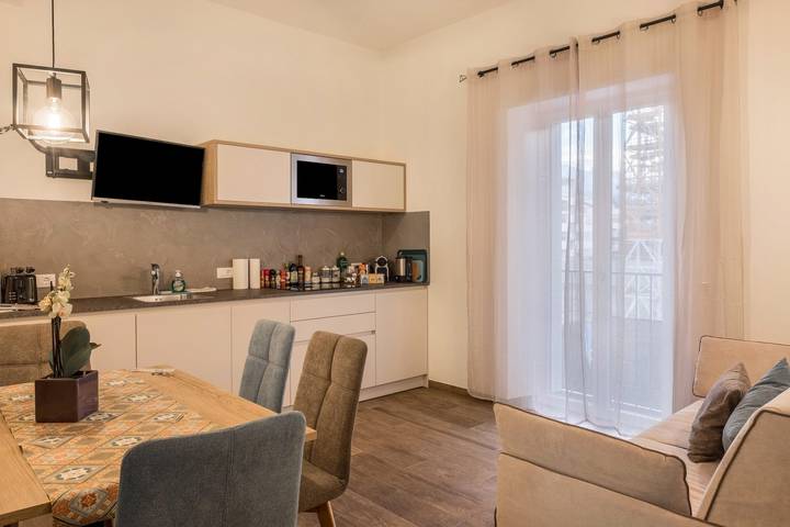 Entire apartment, Apartment "Annabel" with Mountain View, French Balcony & Wi-Fi in Centro-Piani-Rencio, Bolzano