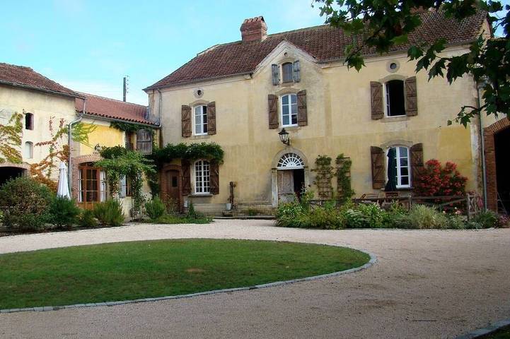 Gîte pour 13 personnes, avec jardin et piscine à Lascazères