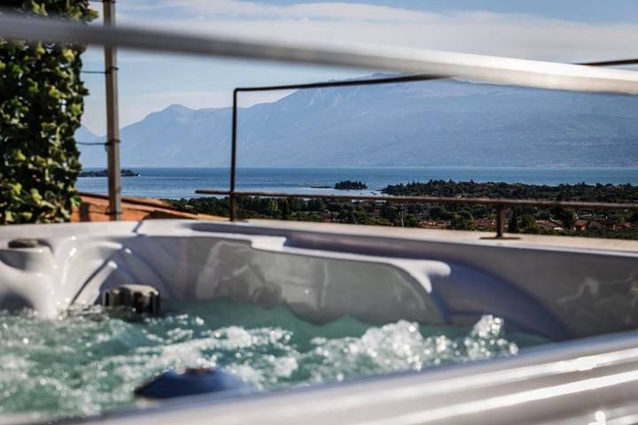 B&b voor 2 personen, with Balkon and Whirlpool as well as Terras and Tuin in Manerba del Garda