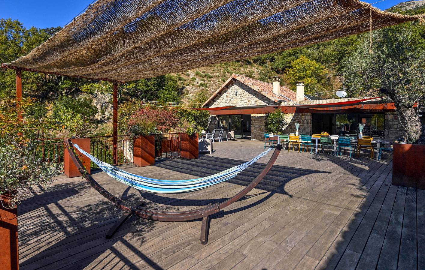 Appartement confortable avec piscine et jacuzzi extérieur près d'Antraigues-sur-Volane in Genestelle, Parc naturel régional des Monts d'Ardèche