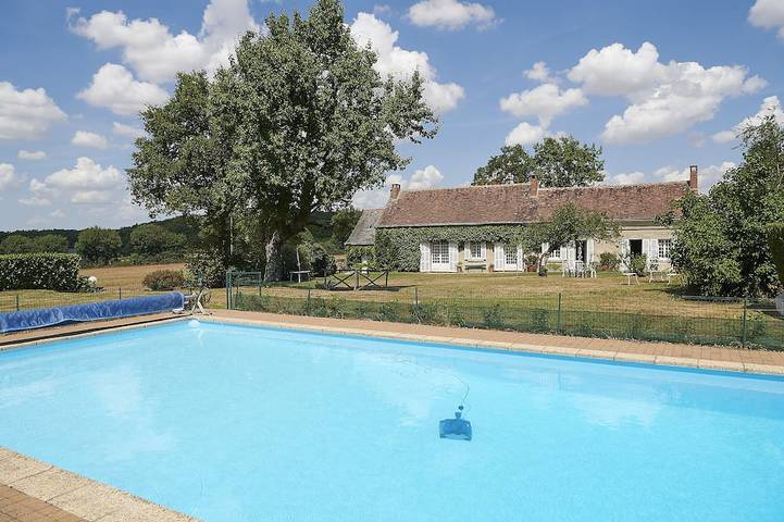 Gîte pour 8 personnes, avec terrasse et jardin à Marray