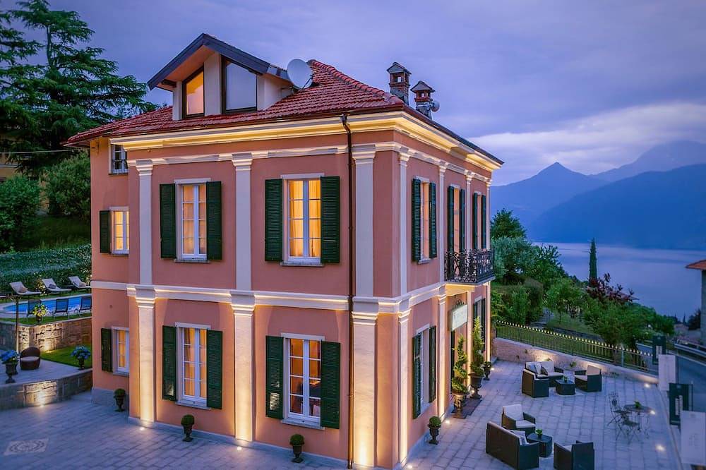 Vivez la haute vie au lac de Côme dans une villa d'époque avec vue sur le lac et piscine privée in Menaggio, Commune de Menaggio