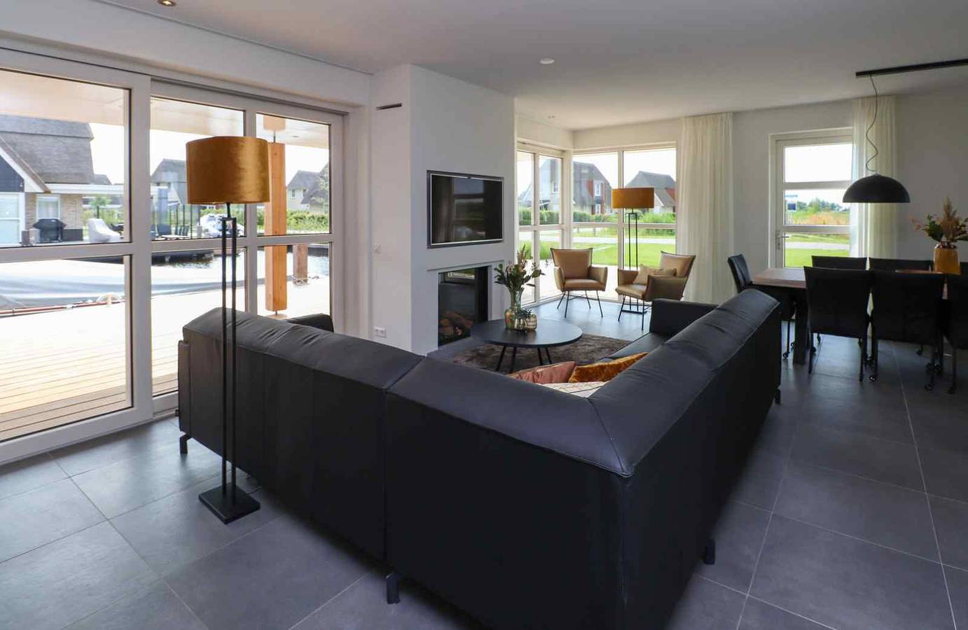 Luxuriöse 10-Personen-Villa mit finnischer Sauna am Tjeukemeer in Friesland in Delfstrahuizen, Friesland