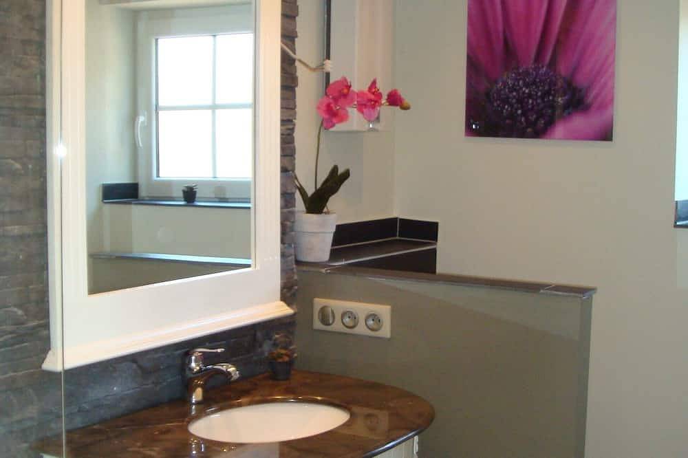 Appartement entier, Appartement meublé avec goût dans une maison de vacances récemment rénovée in Biot, Côte méditerranéenne (France)