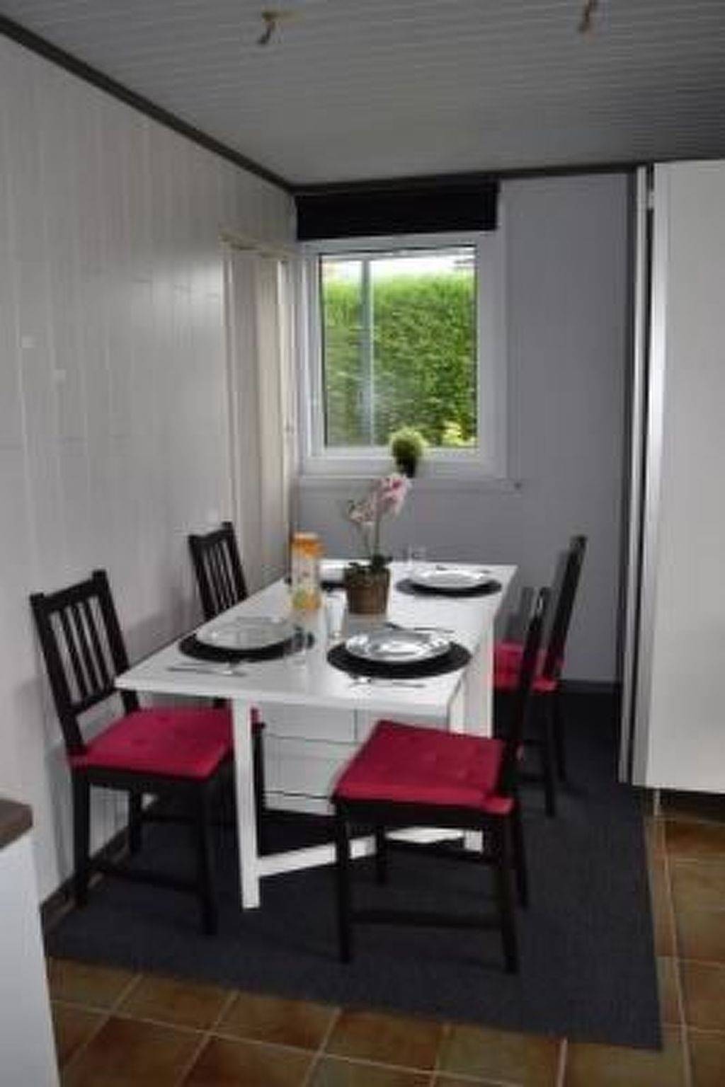 Kleine woning met tuin direct achter de dijk in Nederlandse Noordzeekust