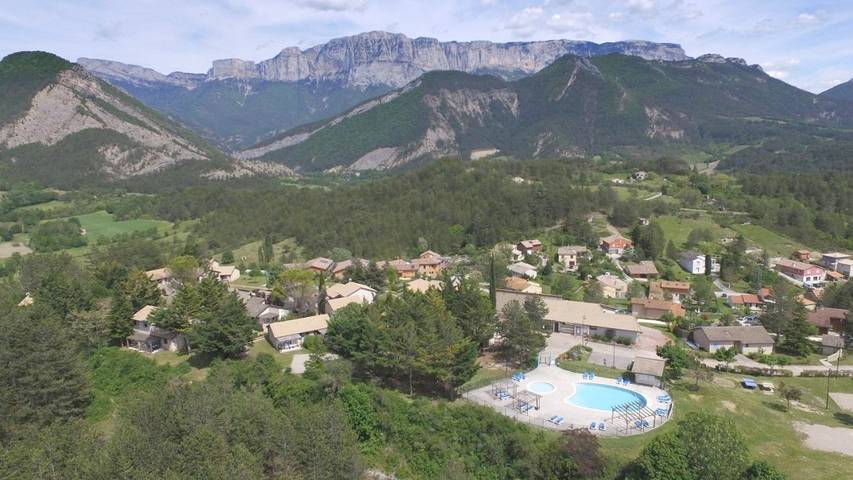 Parc de vacances pour 4 personnes, avec Terrasse ainsi que Jardin et Piscine