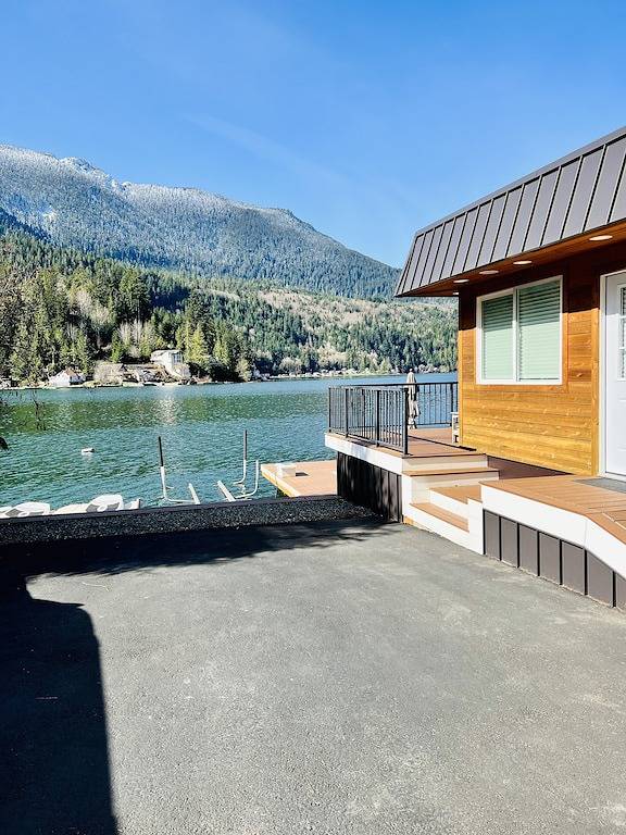 Dreamlike Lakefront Cabin on Lake Sutherland in Lake Crescent