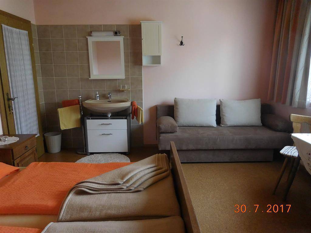 Dreibettzimmer mit Dusche, Wc in Mariahof, Lavanttaler Alpen