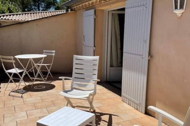 Gite 2 Personnes Avec Terrasse, Piscine et Jardin, la Closerie de Besocia in Bezouce, Region de Nimes