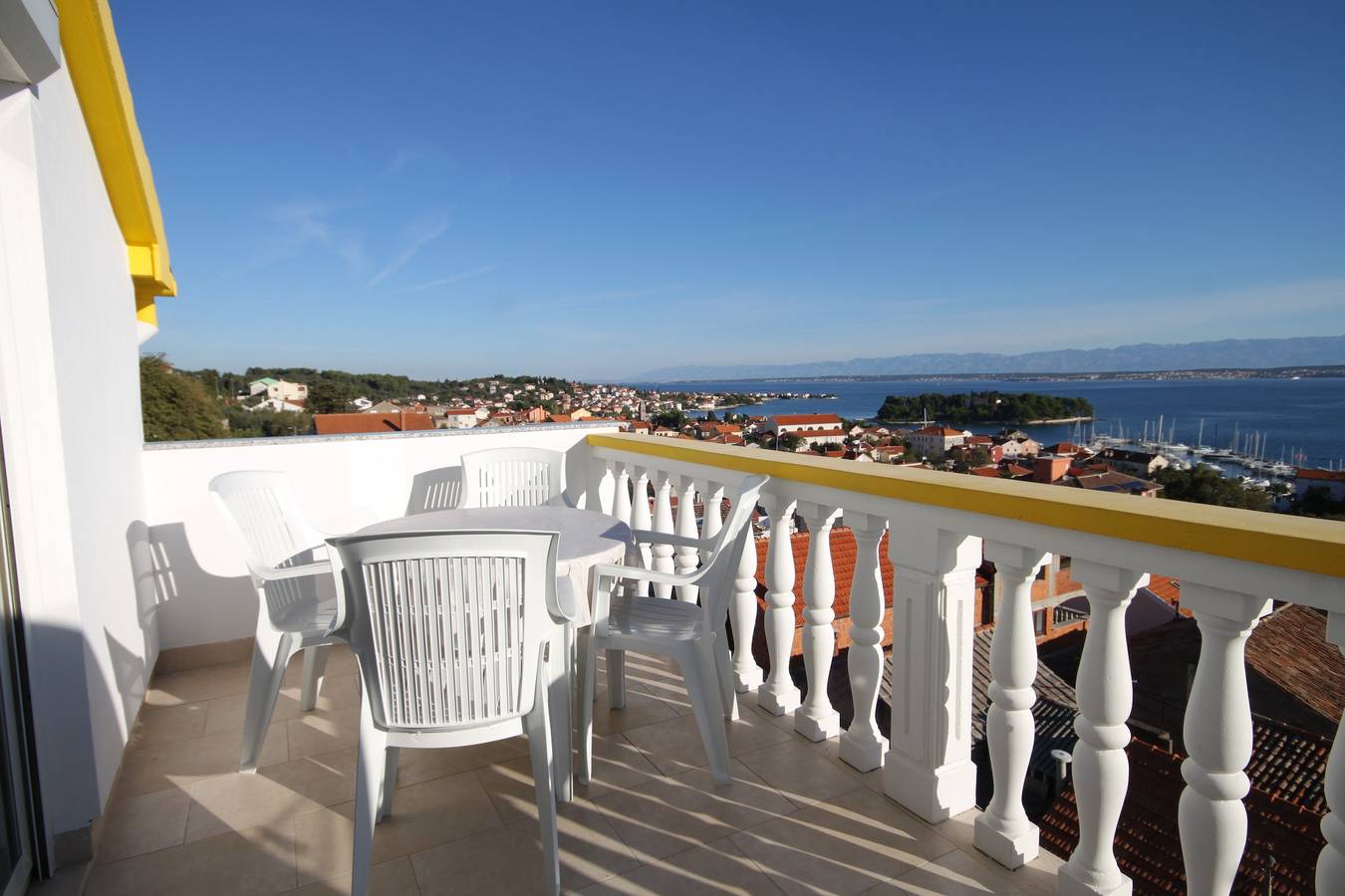 Ganze Wohnung, 1-Zimmer-Ferienwohnung mit Terrasse und Meerblick Preko, Ugljan A-8417-b in Preko, Insel Ugljan