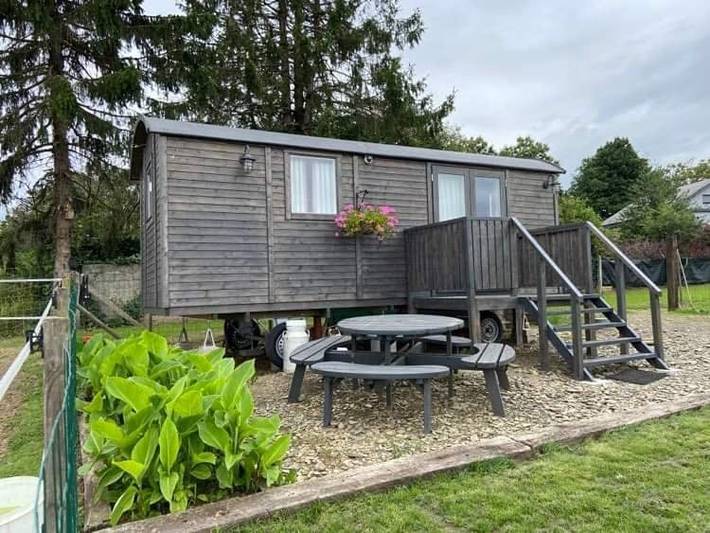 Location de vacances pour 2 personnes, avec terrasse ainsi que vue et jardin à Bièvre