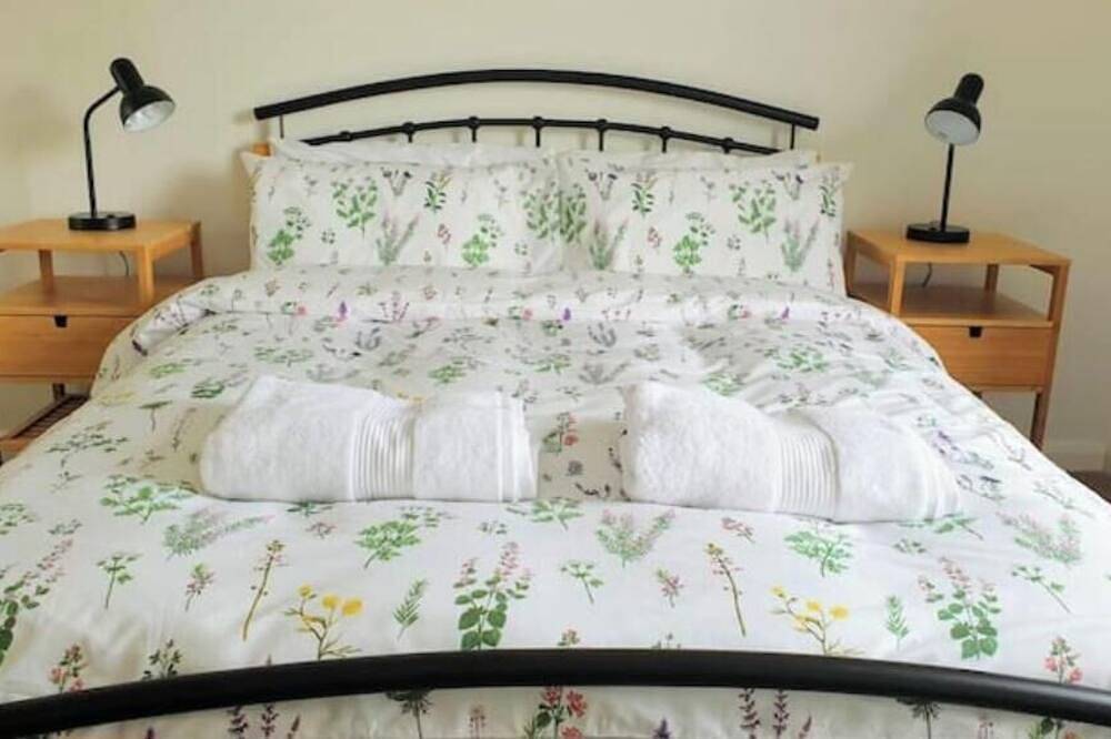 Bright 2-Bed Cottage in South Skye |Dog-Friendly Retreat Near Coast & Distillery in Bristol, South West England