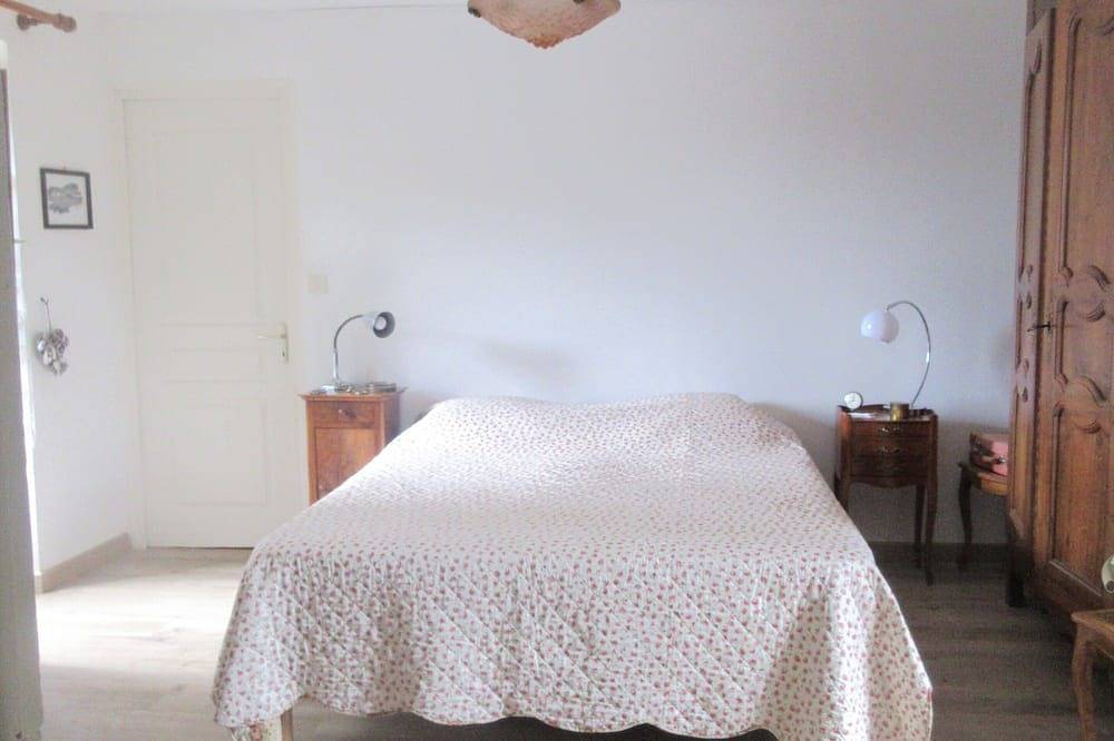 Gîte dans maison en pierre, avec piscine, à la campagne, proche Villefranche. in Savignac, Aveyron