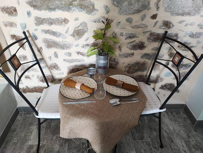 Location de vacances pour 2 personnes, avec jardin et terrasse ainsi que piscine et vue à Vinezac - 2