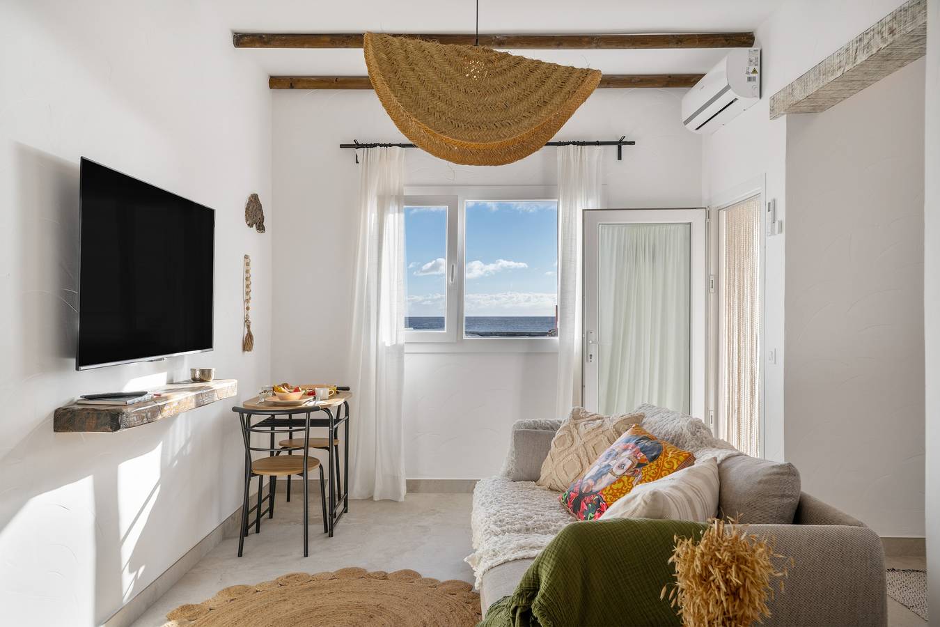Appartement entier, Appartement de vacances 'Magma' avec vue mer, Wi-Fi et climatisation in Punta de las Mujeres, Haría