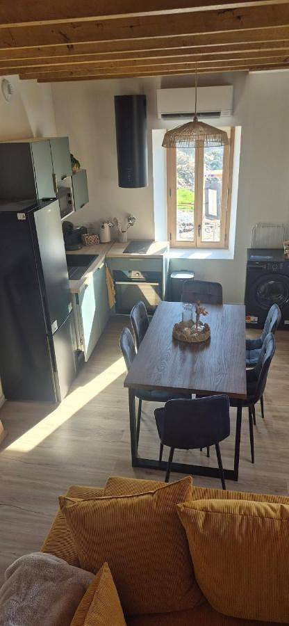 Gîte pour 6 personnes, avec Terrasse et Vue à Charmes-sur-l'Herbasse