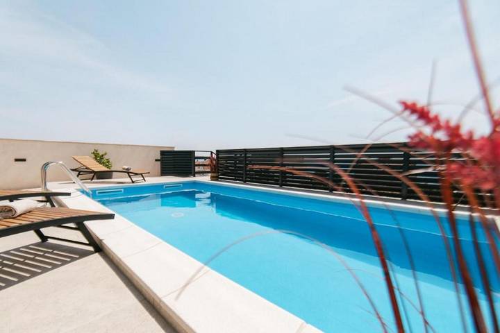 Villa für 8 Personen, mit Garten und Pool in Rogoznica