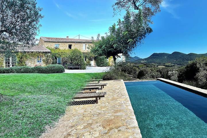 Agriturismo pour 10 personnes, avec jardin à Roche-Saint-Secret-Béconne