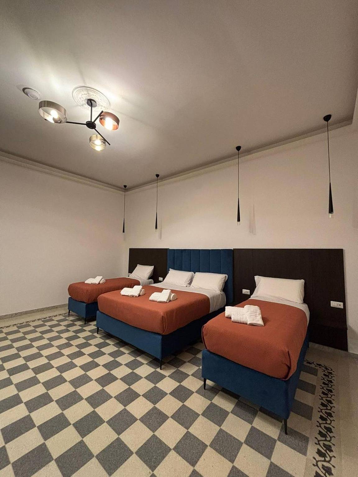 Bed and Breakfast 'Garibaldi Station Rooms - Suite 6Pp' with Wi-Fi and air conditioning in Naples, Naples Province