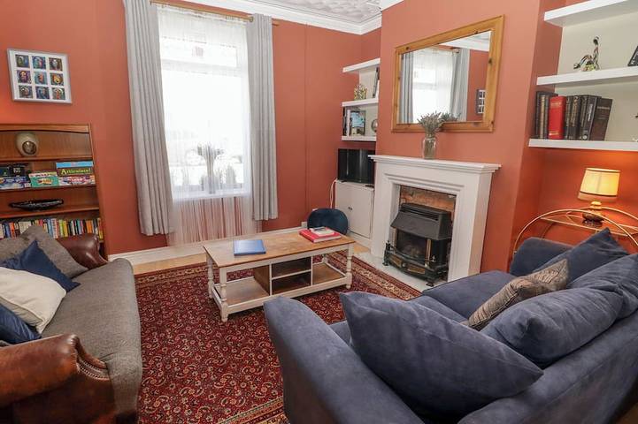 Log cabin for 8 people, with Garden in Cardiff