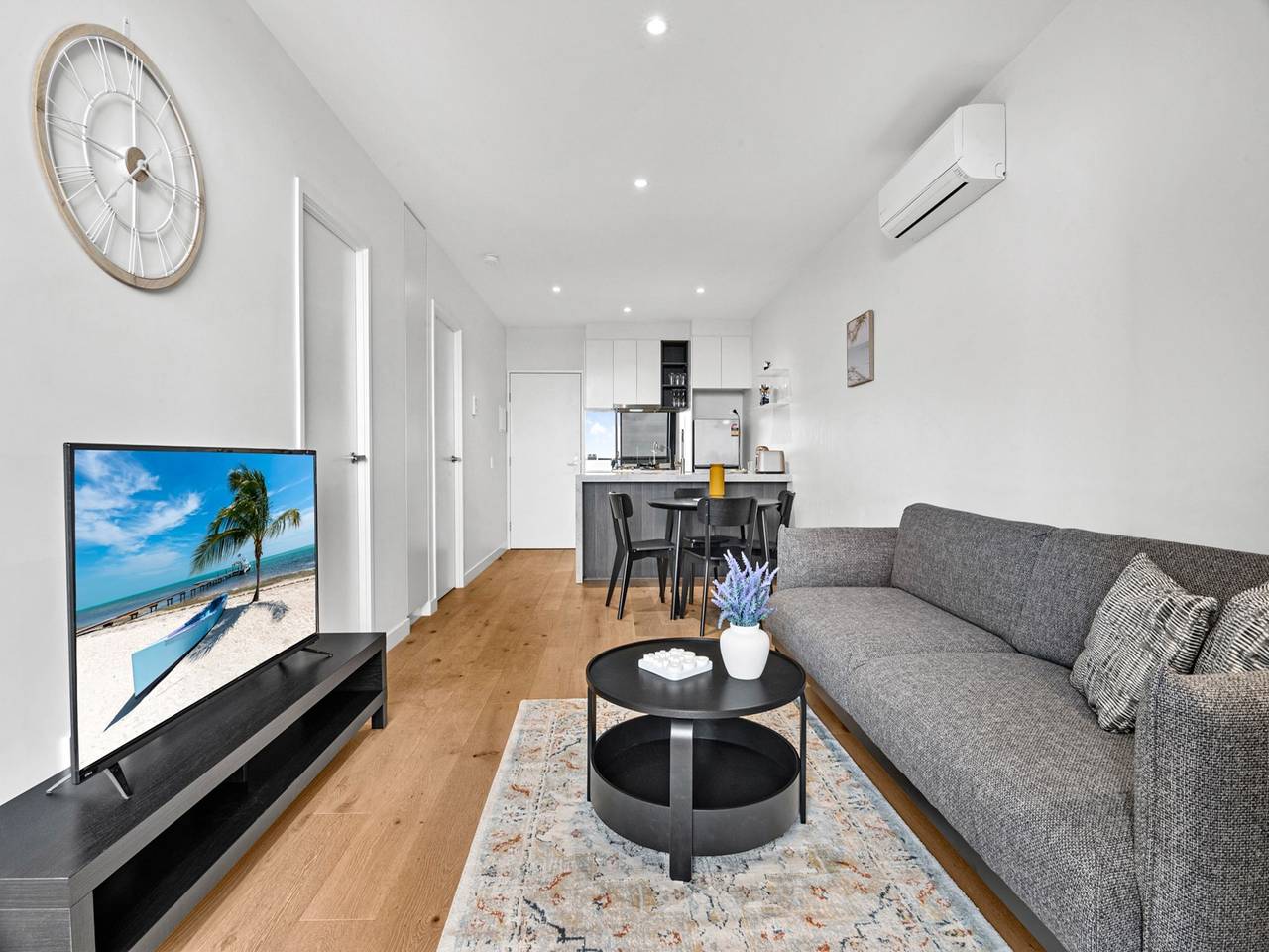 Entire apartment, Central Southbank Apartment with Pool Access in Southbank, Melbourne