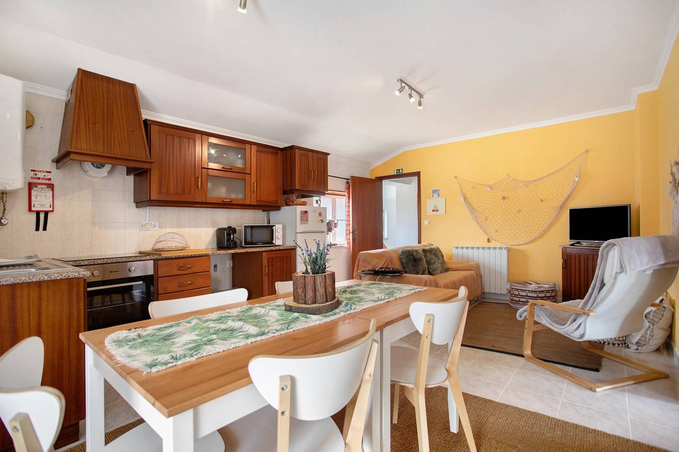 Ganze Wohnung, Ferienwohnung 'Porto Dinheiro Beach 2' mit Gemeinschaftspool, gemeinsamer Terrasse und Wlan in Ribamar, Lissabon Distrikt