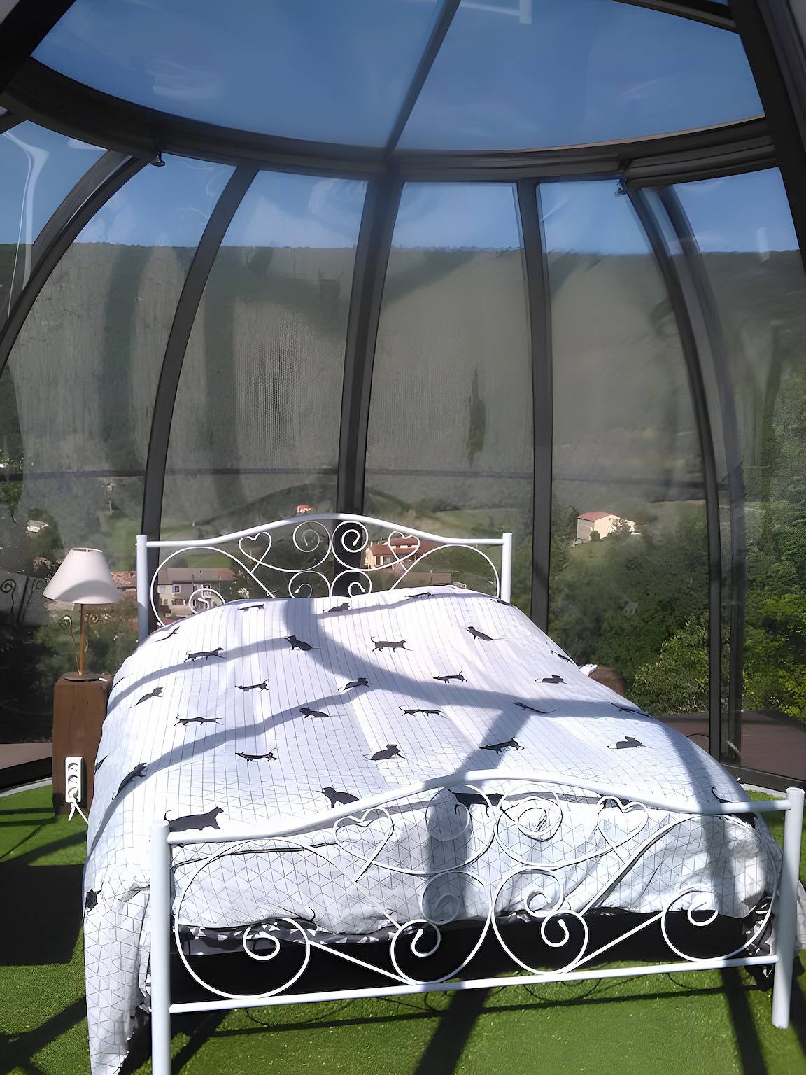 Cabane « Nuit Insolite en Dôme Vitré » : Vue Montagne, Terrasse Privée, Jardin Partagé in Bélesta (Midi-Pyrénées), Ariège