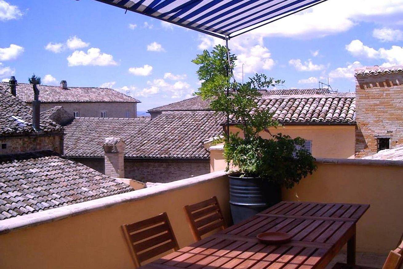 Appartement entier, Altana, elegant penthouse and super terrace: inside history. 7 km from beautiful sea beaches.      in Fermo (Village), Fermo