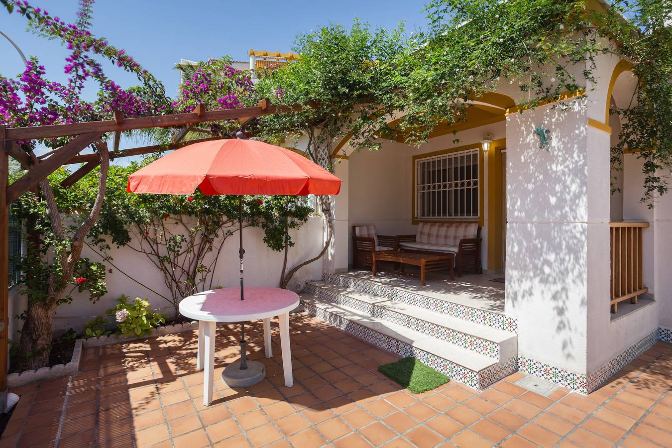 Casa de vacaciones 'Casa Fran' con vistas al mar, piscina compartida y aire acondicionado. in Oliva, Costa Blanca