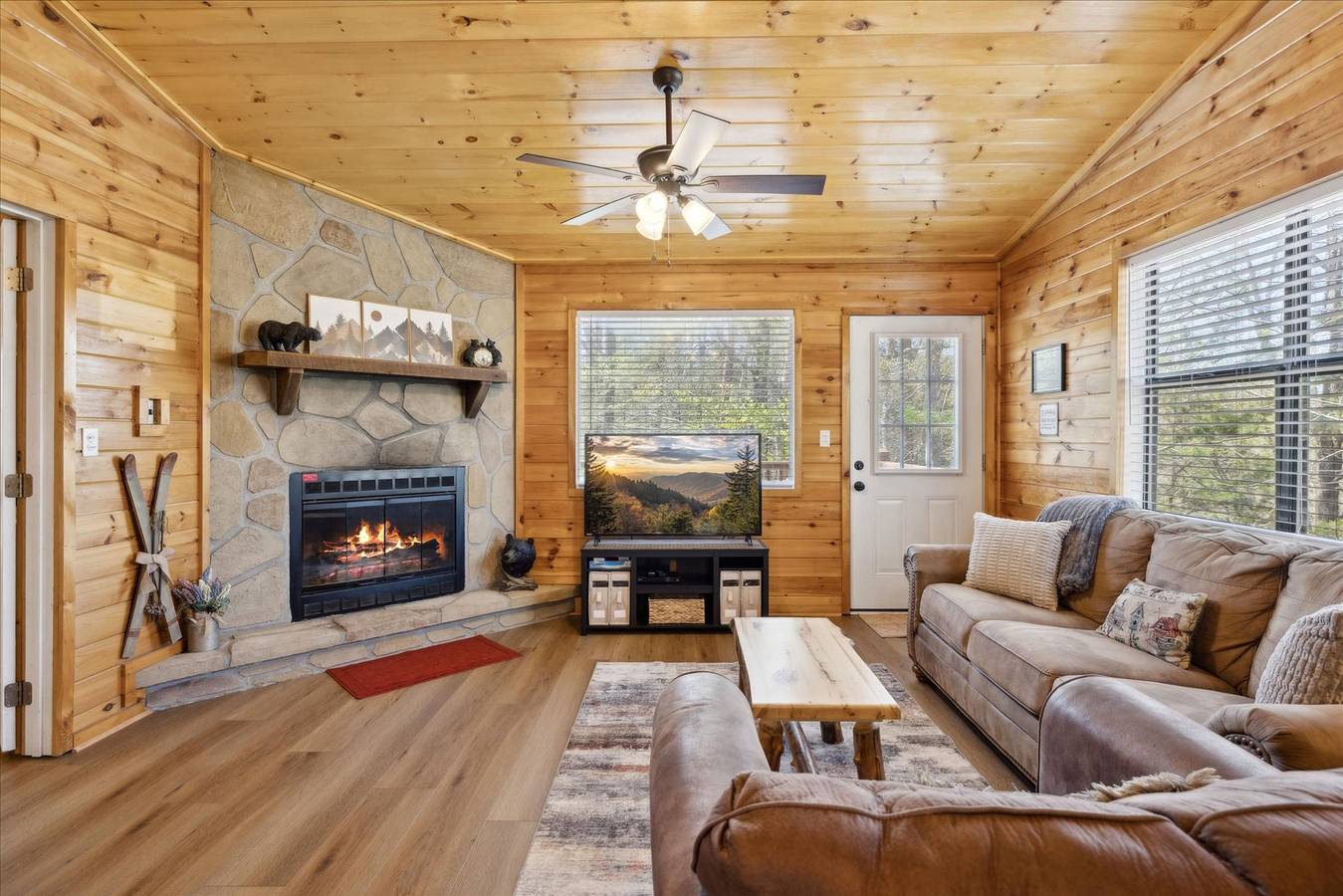 Entire apartment, Romantic Cabin w/Jacuzzi, Hot Tub & Fireplace in Sevier County