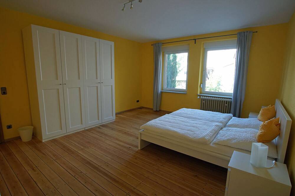 Ganze Wohnung, Ferienwohnung mit Kamin in großzügigem Haus mit Hof und Garten in Muldestausee, Dübener Heide