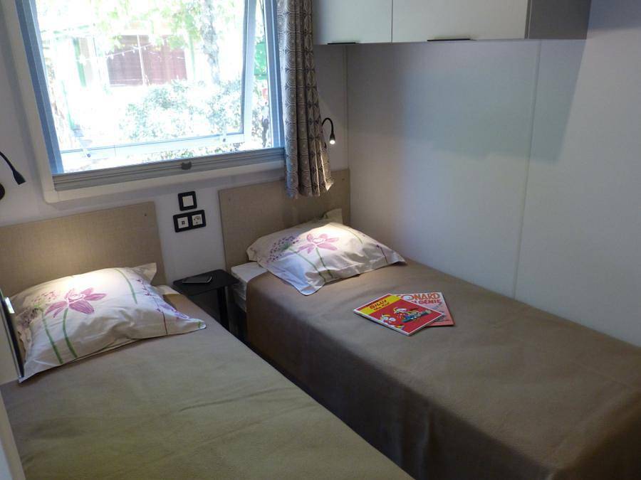 Camping Le Clos de La Lère - Mobilheim 4 personen - Mobilheim 26m² klimatisiert - 2 Schlafzimmer + überdachte Terrasse 20m² in Cayriech, Tarn-et-Garonne