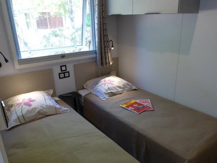 Camping Le Clos de La Lère - Mobilheim 4 personen - Mobilheim 26m² klimatisiert - 2 Schlafzimmer + überdachte Terrasse 20m² in Cayriech, Quercy